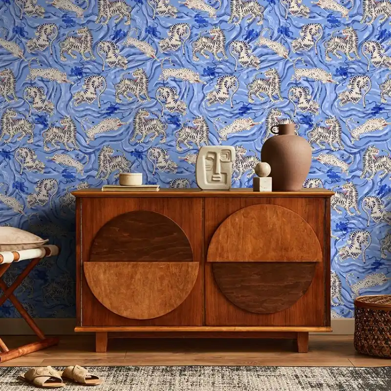 Disponibil imediat Waghoba Cornflower, VLAdiLA Tapet cu tigri albi pe un fundal albastru vibrant