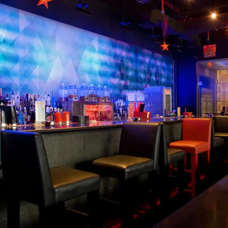 Electronic, Original, Tecnografica Tapet cu design geometric și vibrant pentru un bar modern Reducere extra
