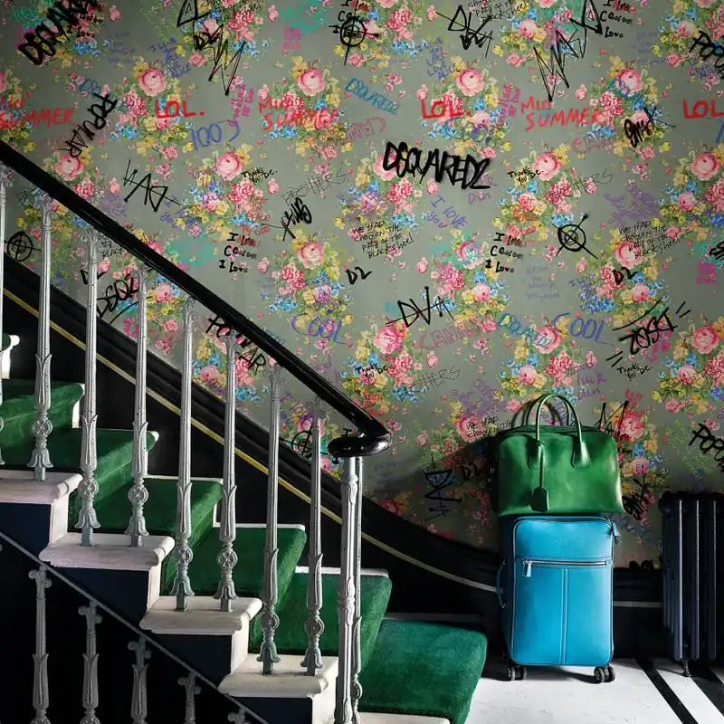 Retur gratuit Dsquared2 / Vandalized Granny‘s Flowers (verde), Londonart Tapet floral modern cu accente grafice - Vandalized Granny‘s Flowers (verde)