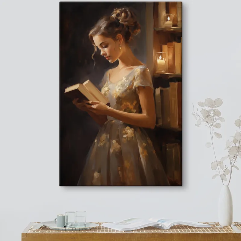 Cumpără online Pictură pe pânză O tânără îmbrăcată într-o rochie elegantă citește o carte în lumină atmosferică, înconjurată de rafturi și de strălucirea moale a lumânărilor Nr s42570