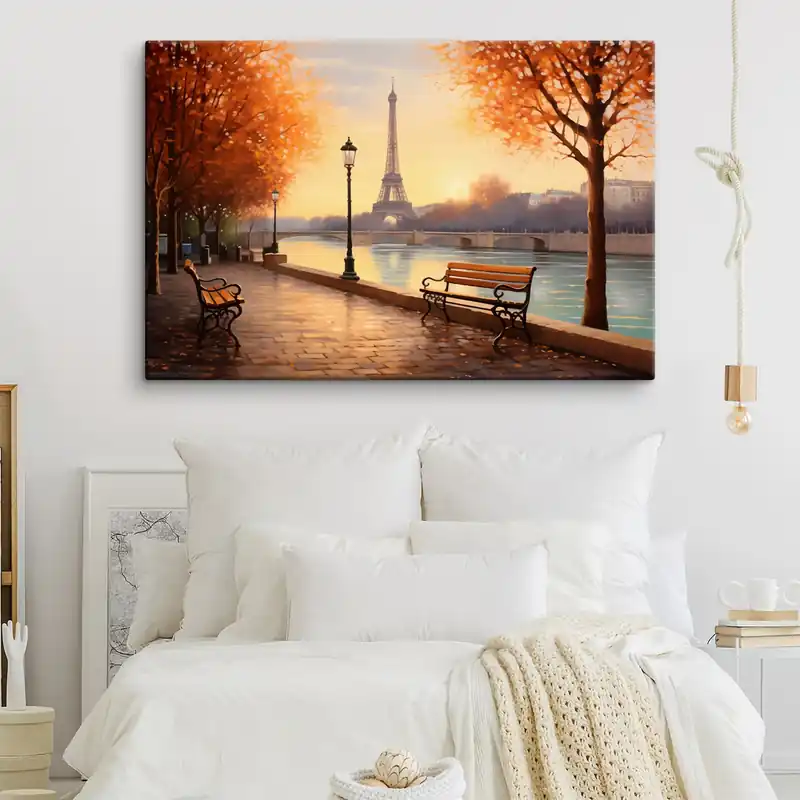 Pictură pe pânză Toamna la Paris, cu vedere spre Turnul Eiffel, malurile Senei acoperite cu frunze, bănci și felinare care contribuie la atmosfera romantică Nr s42577 Chilipir