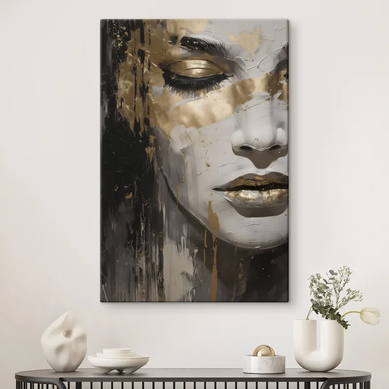 Pictură pe pânză Un portret abstract al unei femei care pune accentul pe ochii și buzele închise, executat în nuanțe de alb-negru cu tușe dinamice de culori calde Nr s42626 Reducere de preț