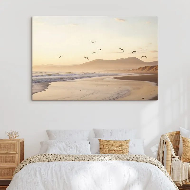 Pictură pe pânză Păsări care zboară deasupra plajei cu ocean, munți în fundal, culori calde, paletă pastel moale Nr s43162 Nu rata