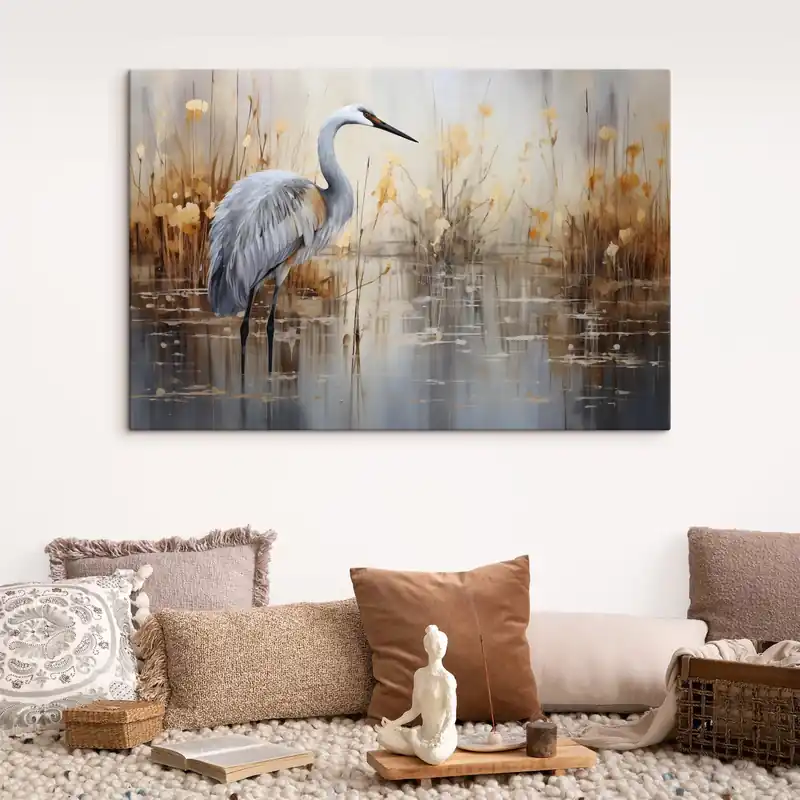 Pictură pe pânză Un heron gri în picioare într-un iaz, înconjurat de plante înalte și subțiri, fundalul este un amestec moale de bej și alb Nr s43398 Nu rata