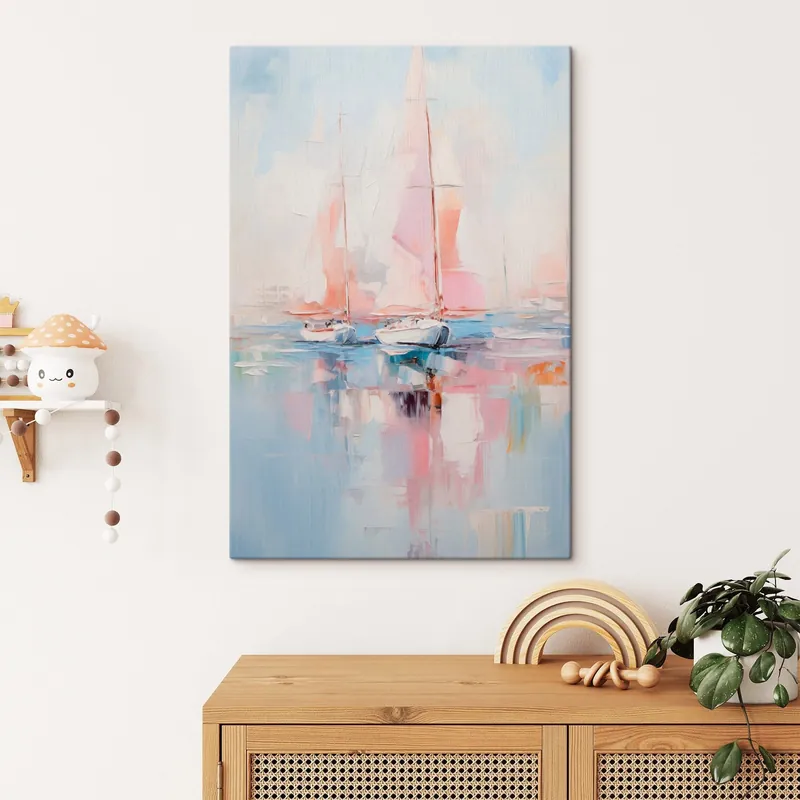 Discount Pictură pe pânză Bărci cu vele roz plutind pe o mare calmă, reflecții ale bărcilor în apă, culori pastelate moi Nr s45557