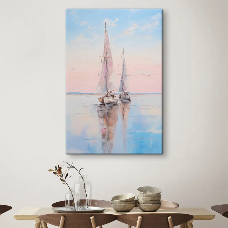 Pictură pe pânză Bărci cu vele roz plutind pe o mare calmă, reflecții ale bărcilor în apă, culori pastelate moi Nr s45558 Plată sigură
