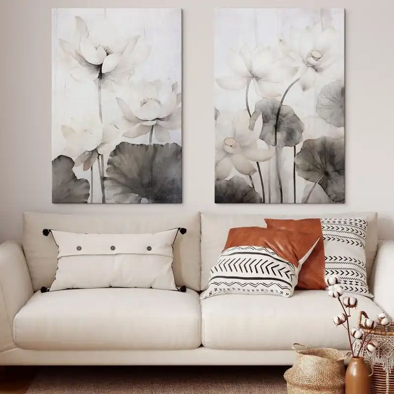 Pictură pe pânză Flori de lotus albe texturate cu frunze întunecate, fundal deschis, design minimalist Nr m00824 Ofertă specială
