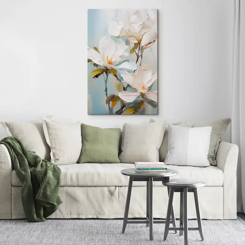 Vezi acum Pictură pe pânză Flori albe de magnolie, fundal albastru deschis cu tușe delicate, stil pictură în ulei, textură impasto Nr s46276