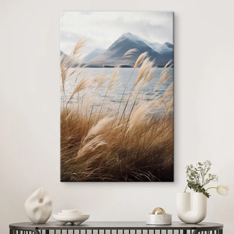 Popular Pictură pe pânză Iarbă de pampas cu un lac și munți în fundal, iluminare difuză, culori discrete, stil naturalist Nr s46283