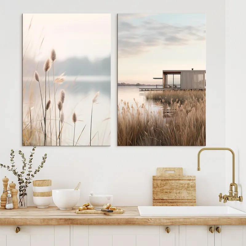 Disponibil imediat Pictură pe pânză Stufărișuri moi lângă un lac liniștit și o cabană modernă pe mal Nr m00970