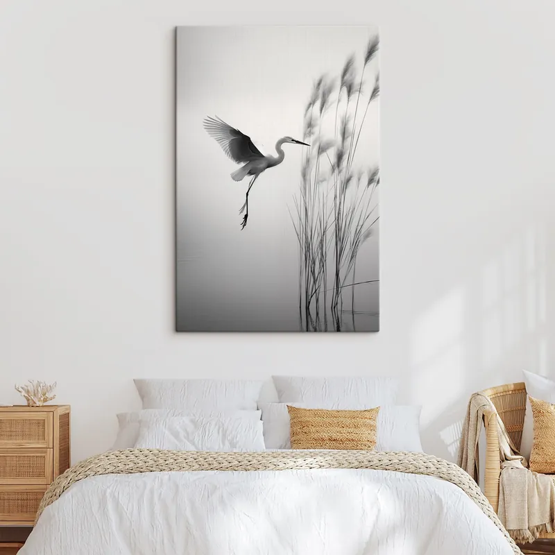 Pictură pe pânză O stârcă albă cu aripile întinse, zburând lângă stufărișuri înalte, compoziție minimalistă în alb și negru Nr s46693 Disponibil imediat