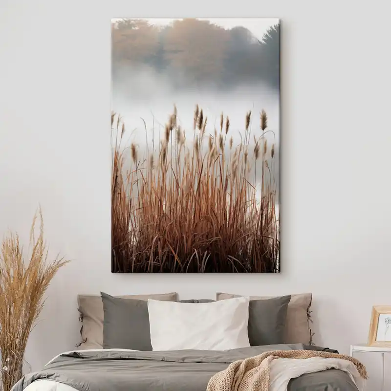Expediere rapidă Pictură pe pânză Stuf înalt crescând într-un corp de apă, apa reflectă stuful, fundal cețos, lumină difuză, peisaj natural Nr s46696