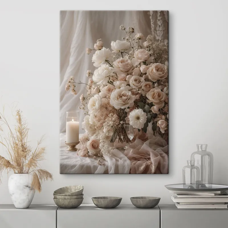 Pictură pe pânză Flori crem lângă o lumânare aprinsă Nr s47281 Ofertă specială