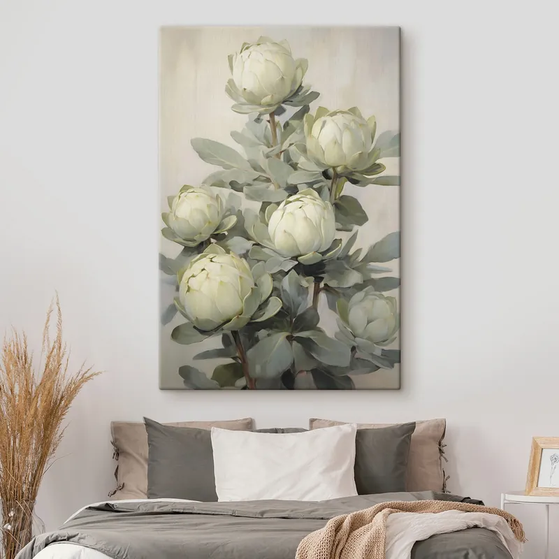 Pictură pe pânză Stil pictural reprezentând mai multe flori albe de protea cu frunze mari verzi pe un fundal deschis Nr s47861 Cumpărături sigure