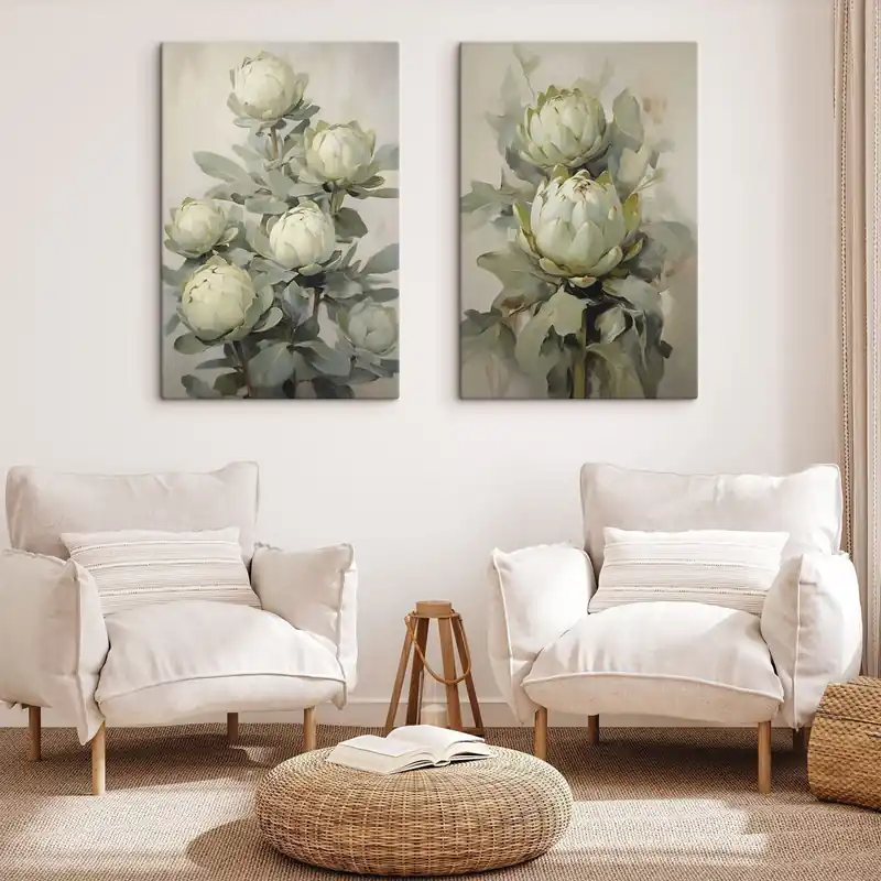 Discount Pictură pe pânză Stil pictural reprezentând mai multe flori albe de protea cu frunze mari verzi pe un fundal deschis Nr m30051
